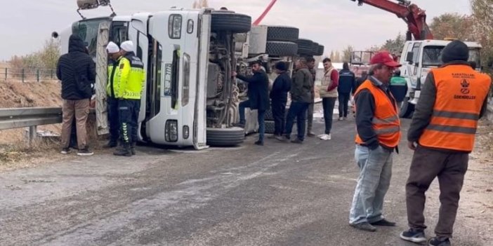 Konya'da devrilen kamyonun sürücüsü hayatını kaybetti