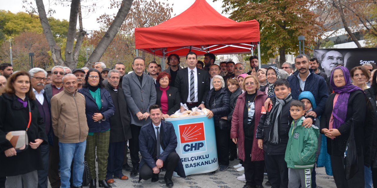 CHP Selçuklu, 10 Kasım’da vatandaşa helva ikramında bulundu