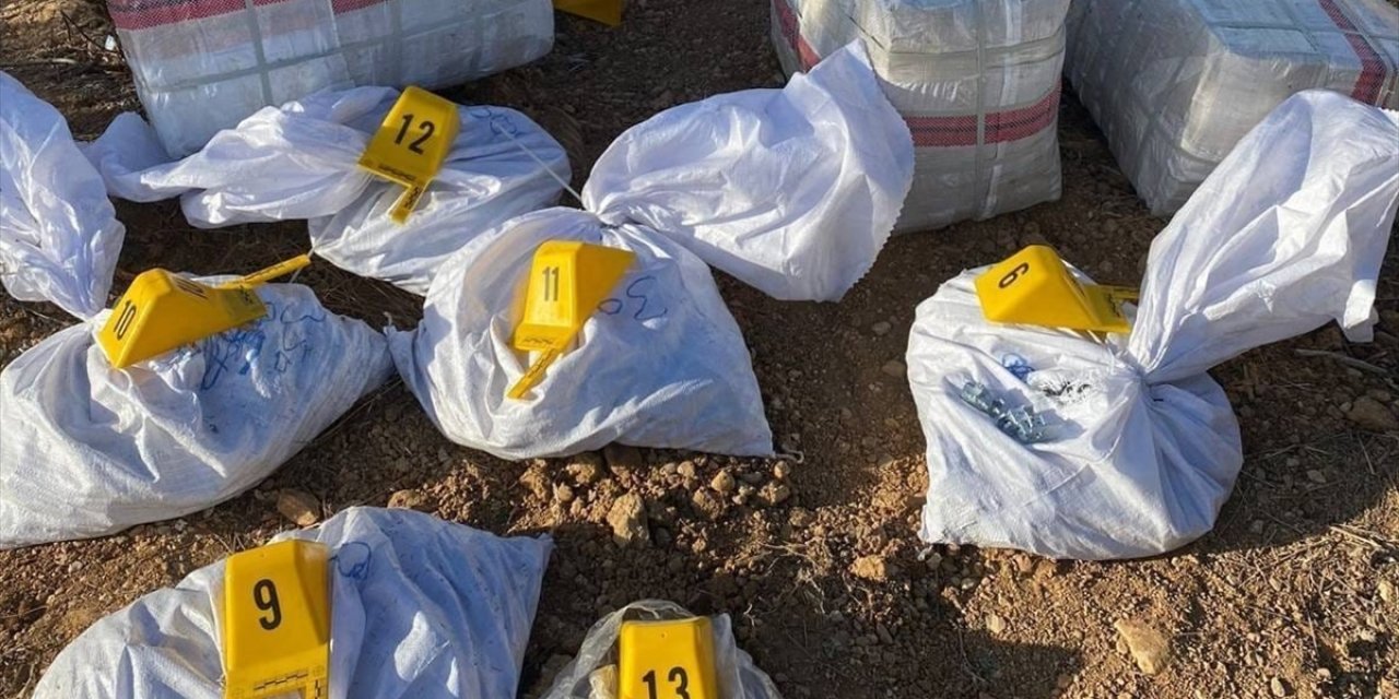 Konya'da yol kenarında 13 çuvalda silah parçaları bulundu