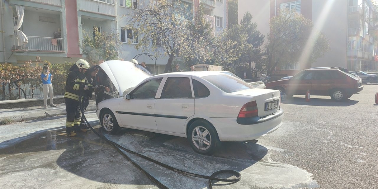 Konya'da park halindeki otomobil yandı
