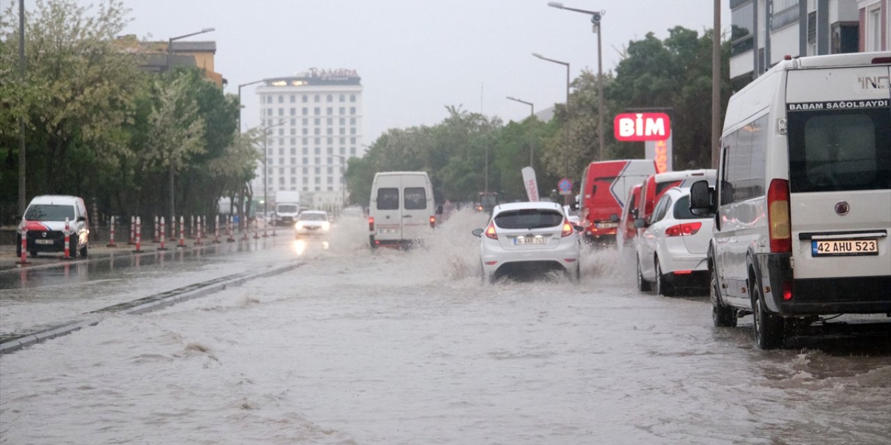 Konya'da sağanak hayatı olumsuz etkiledi