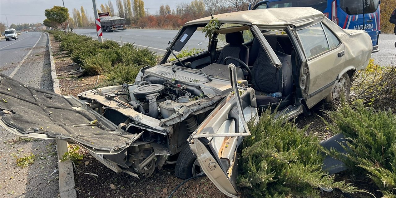 Konya'da refüje devrilen otomobildeki 2 kişi yaralandı