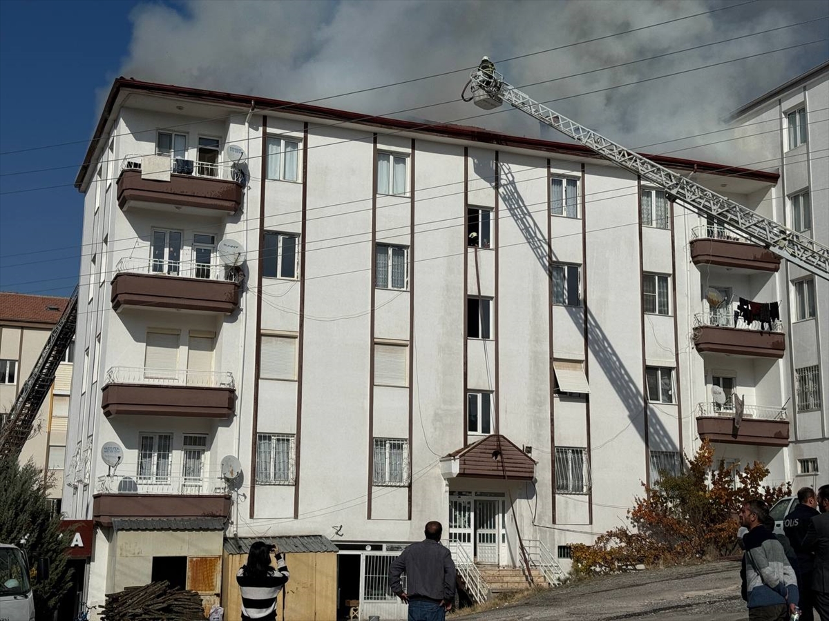 5 katlı binanın çatısında çıkan yangın endişelere yol açtı! Ekipler müdahale etti