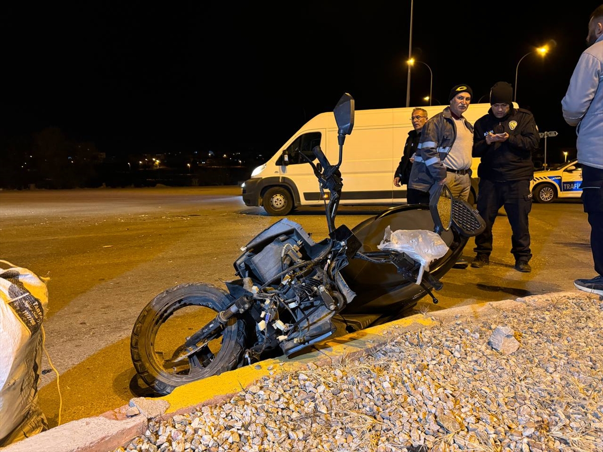 Aksaray’da kamyonetle motosikletin çarpıştığı kazada 2 kişi yaralandı