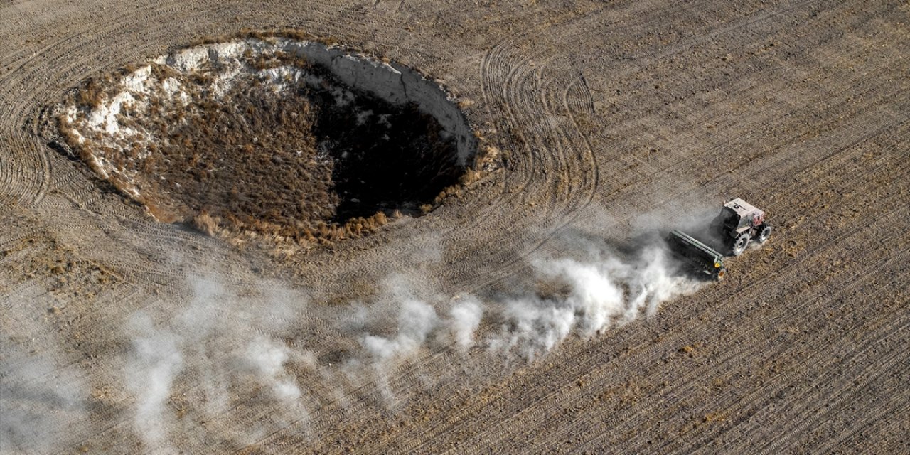 Konya'da 8 obruklu tarlada zorlu ekim mesaisi