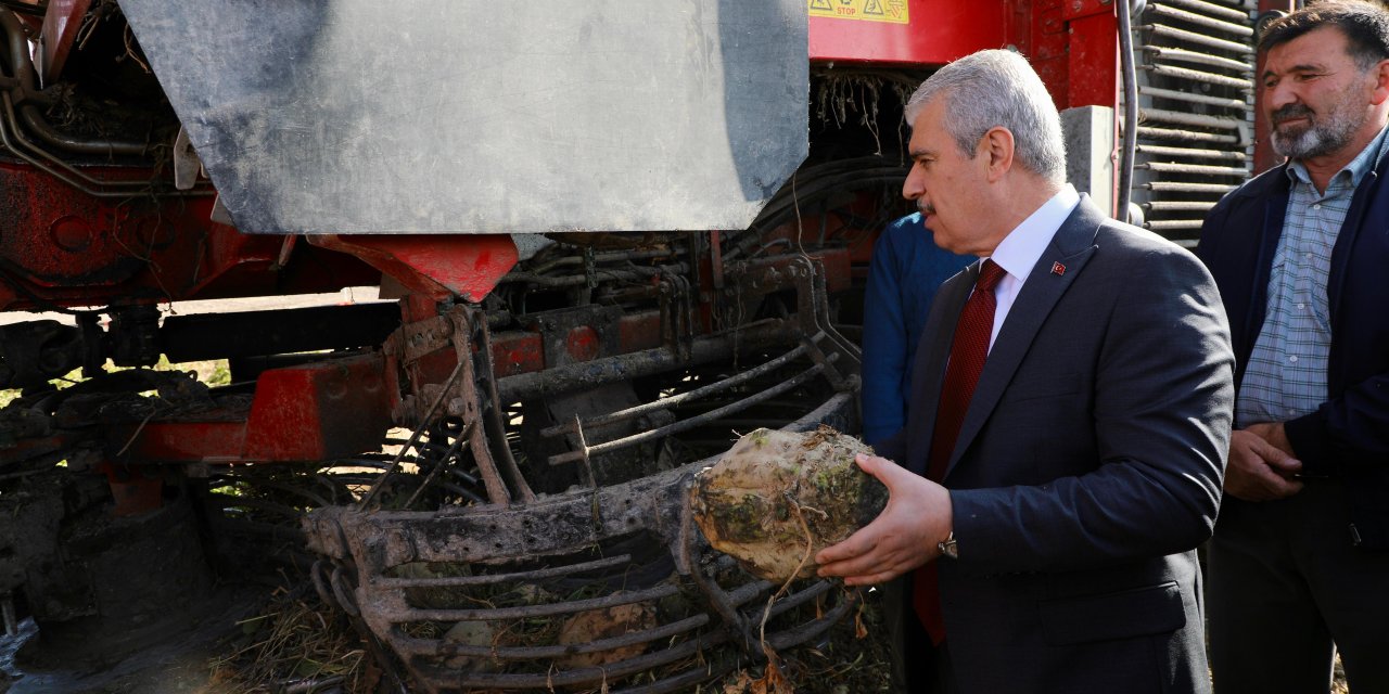 Vali Akın, Çumra'da şeker pancarı hasadına katıldı