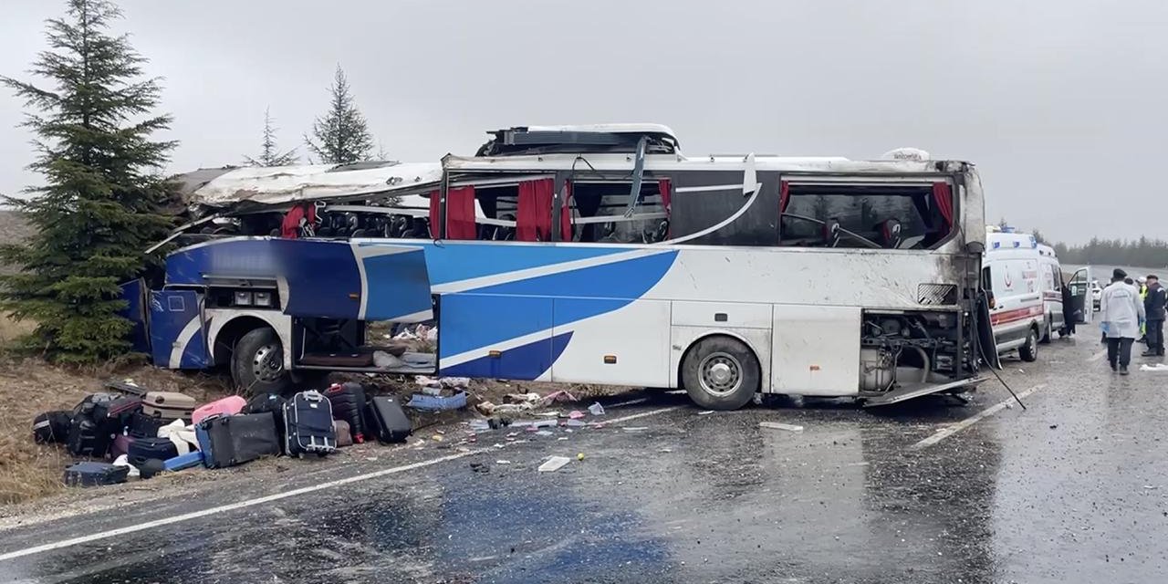 Yolcu otobüsü devrildi: 1 ölü, 30 yaralı