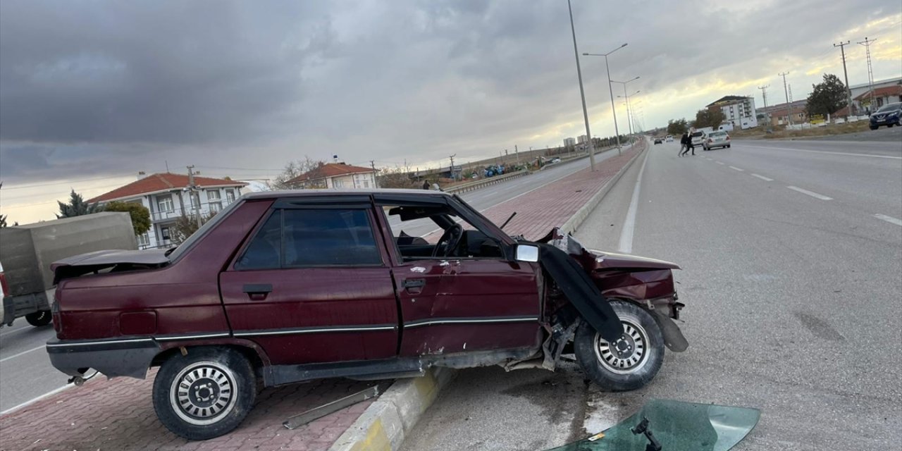 Konya'da bir araç refüje çarptı: 1 yaralı