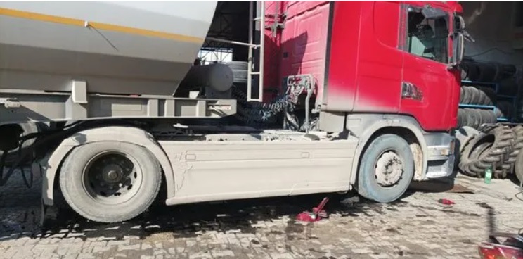 Kriko kayınca, lastiğini değiştirdiği TIR'ın altında kalıp öldü