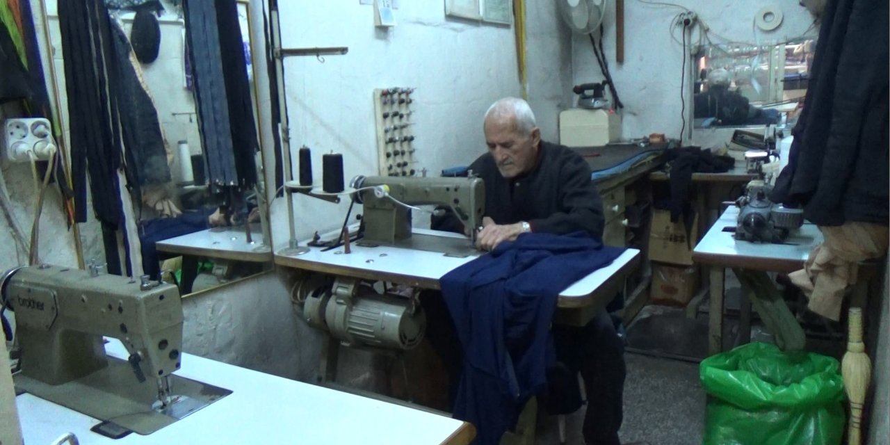 7 metrekarelik dükkanda 59 yıldır terzilik yapıyor