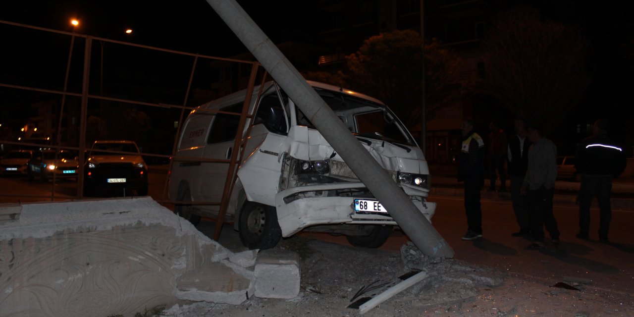 Minibüs elektrik direğine çarptı, sürücü kaçtı
