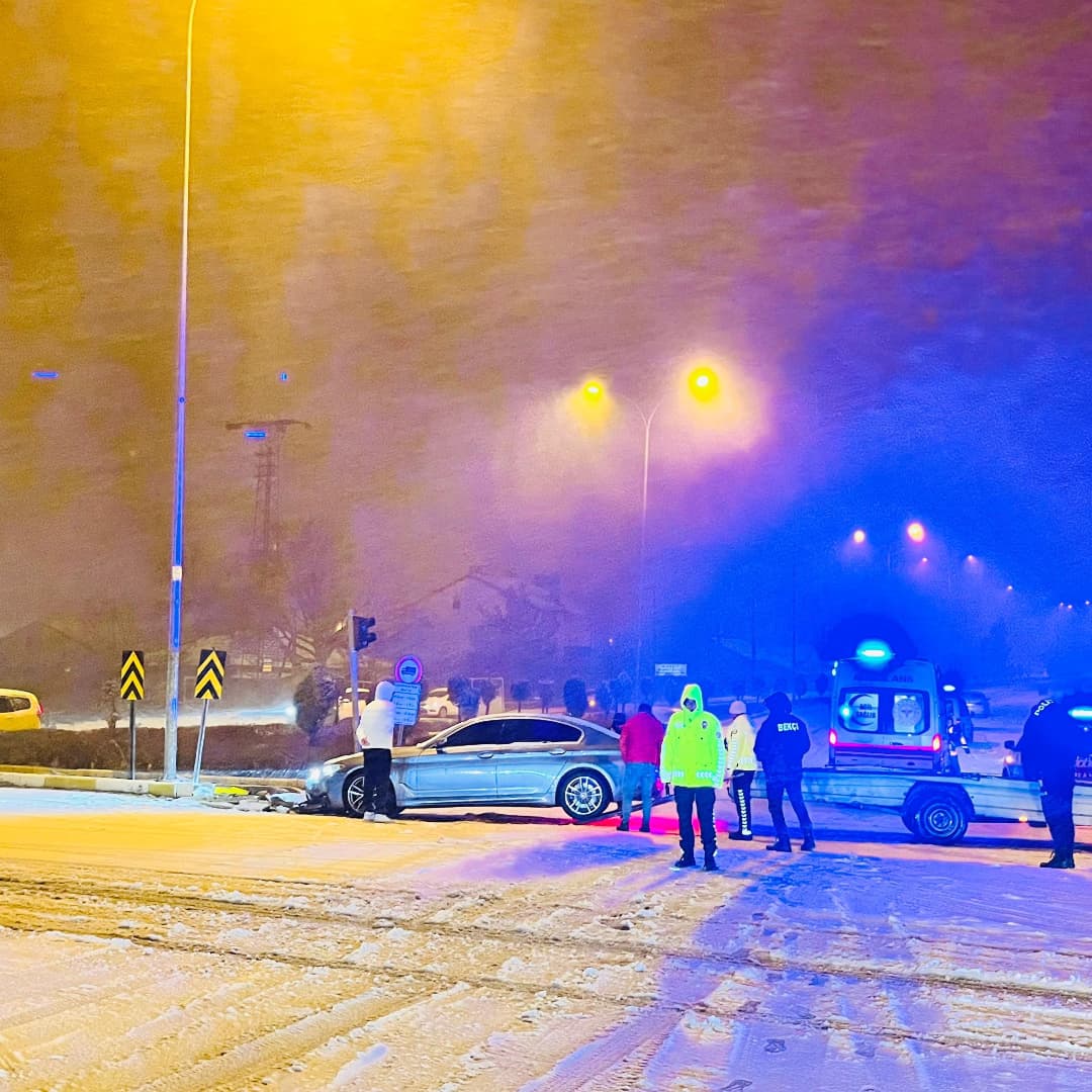 Konya'da iki otomobilin çarpışması sonucu 3 kişi yaralandı