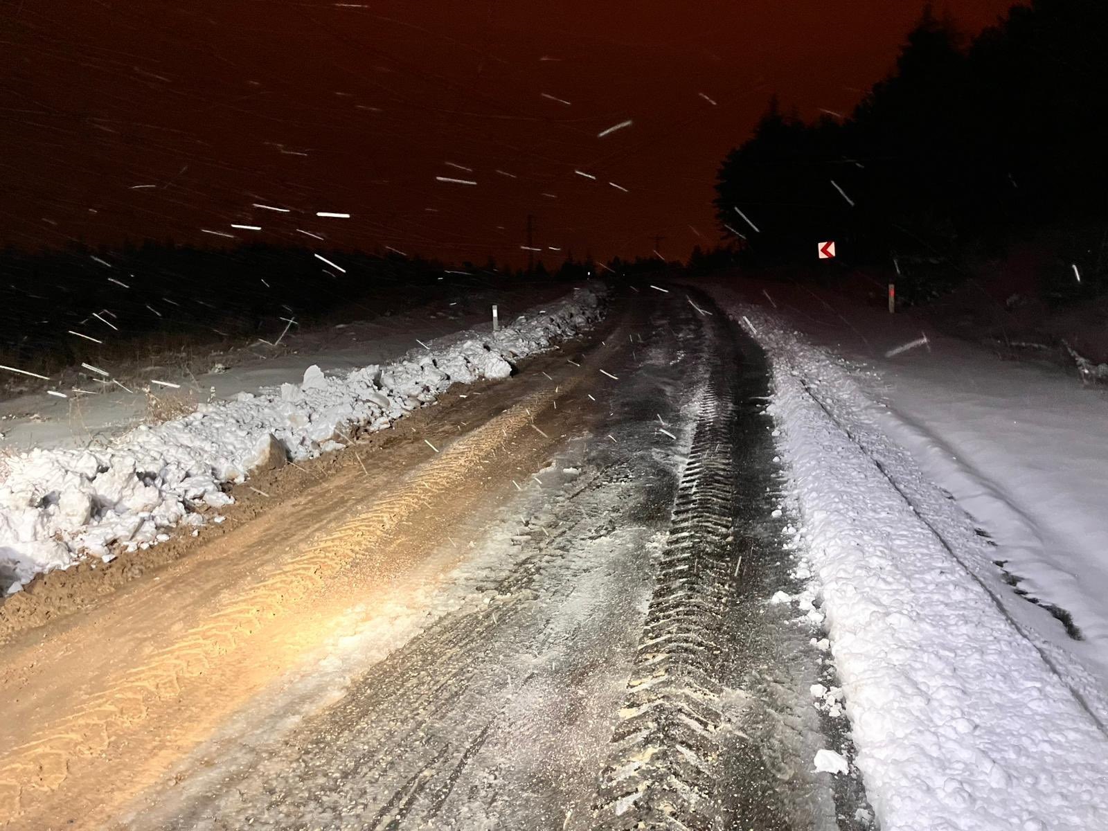 Konya'da kar yağışı nedeniyle trafiğe kapanan bazı yollar açıldı