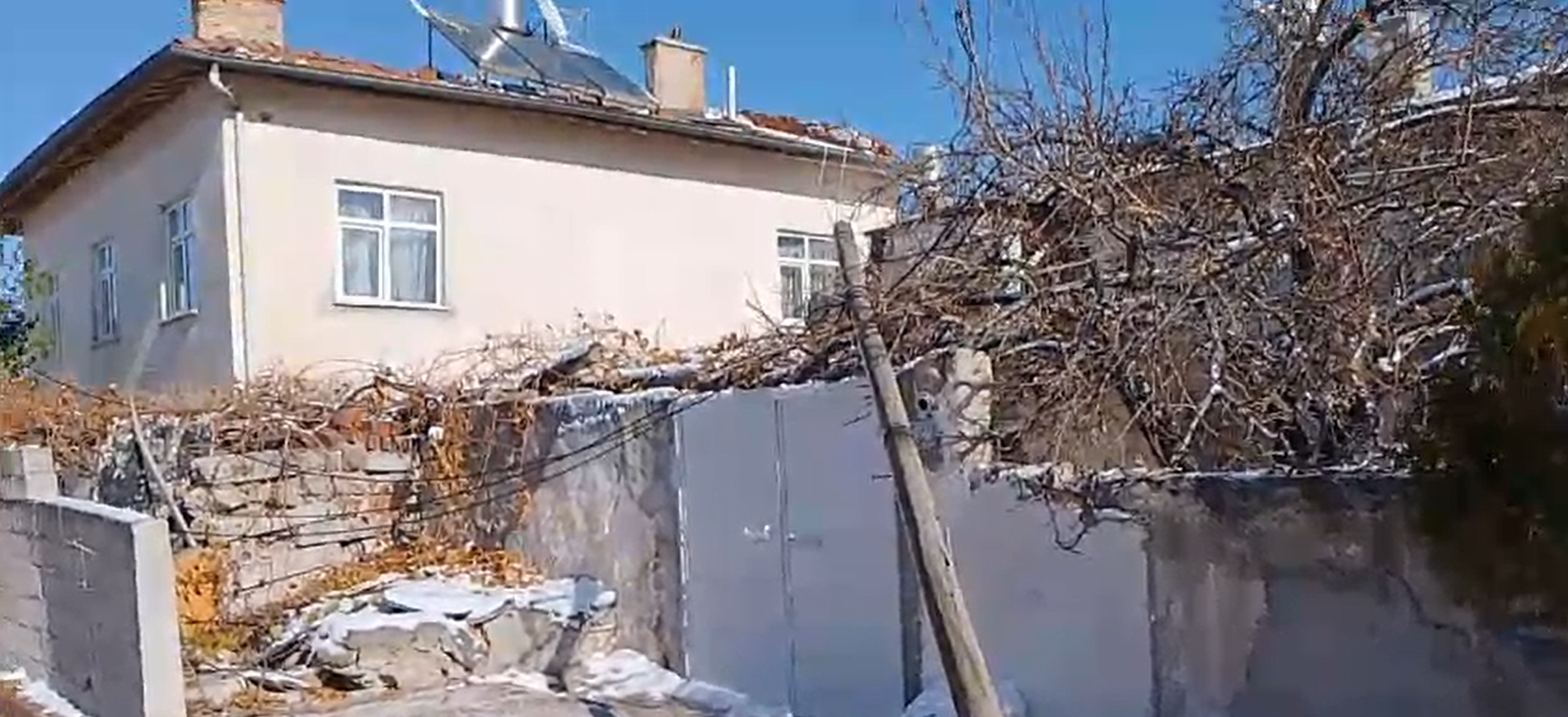 Konya'da şiddetli rüzgar sonrası elektrik direği devrildi