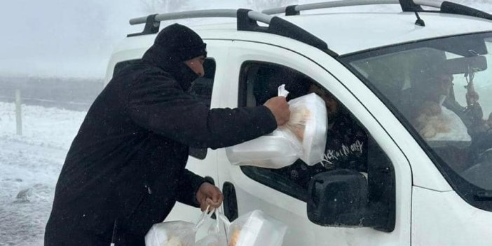 Konya'da o belediye yolda kalanlara yemek dağıttı