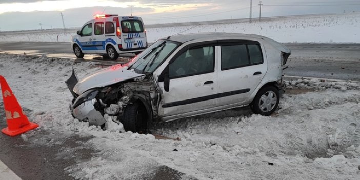 Konya yolunda buzlanma kazaya neden oldu! Yolcu otobüsü ile otomobil çarpıştı
