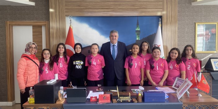 Bölge birincisi küçük kızlardan Başkan Karabulut’a ziyaret