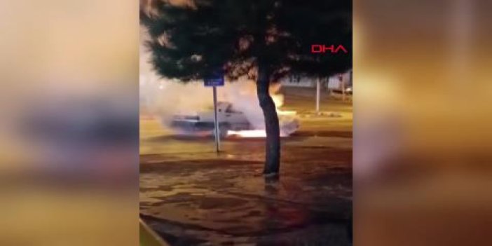 Birden alev aldı Kırmızı ışıkta bekleyen otomobil cayır cayır yandı