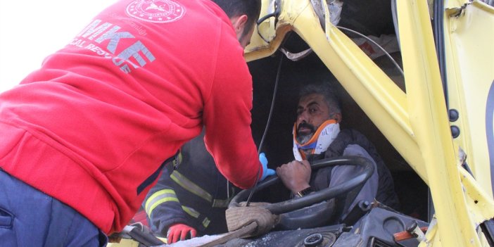 Hafriyat kamyonuna arkadan çarptı Araçta sıkıştı