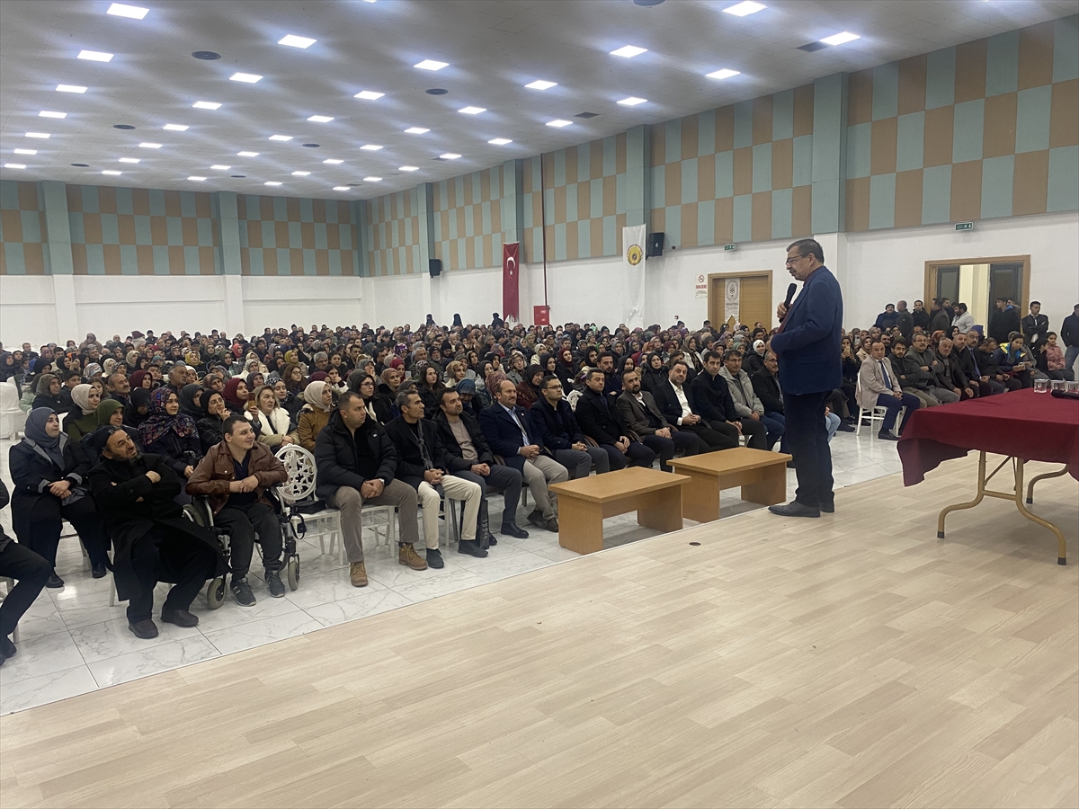 Sarayönü'nde aile ve gençlik konulu konferans düzenlendi