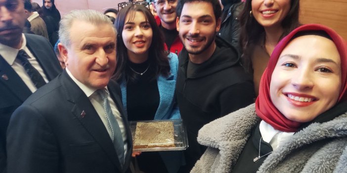 Konyalı gençler Bakan Bak ve Yusuf Dikeç ile bir araya geldi