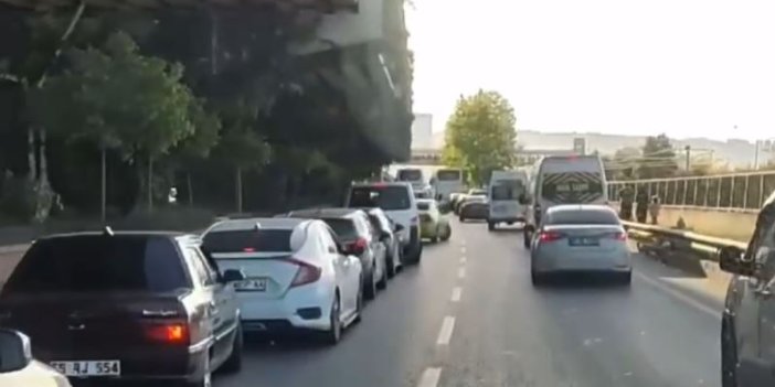 Sürücülerin fermuar yöntemiyle ambulansa yol verme anı kamerada