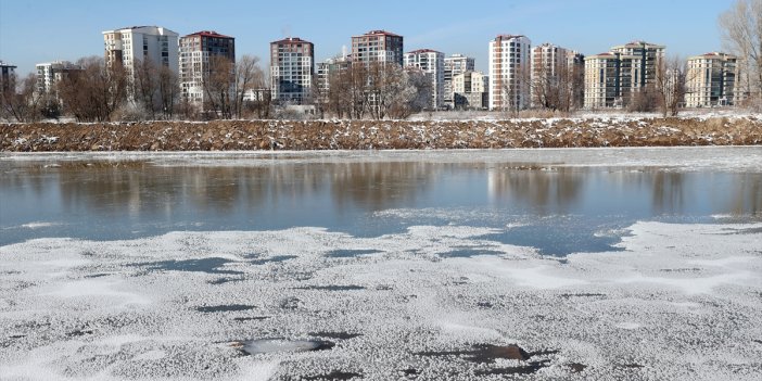 Sivastaki Kızılırmak Nehri'nin bazı kısımları dondu