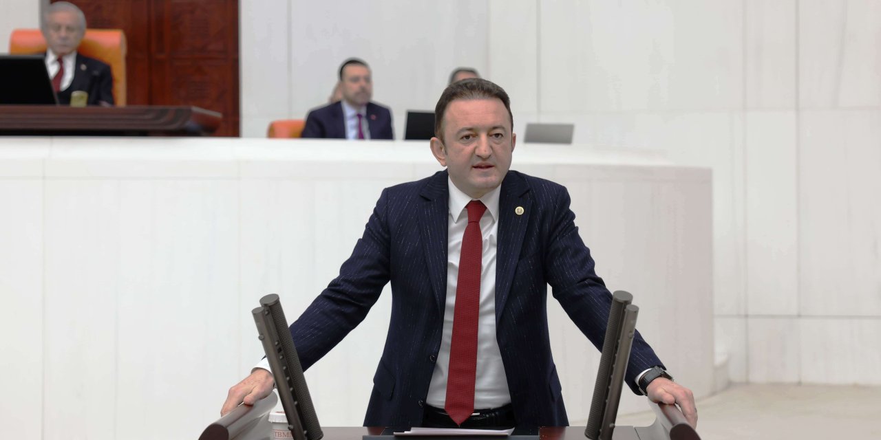 Kuruyan Meke Gölü'ne kamyonlarla kar taşınıyor