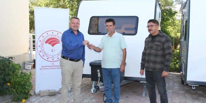 Yalıhüyük'te 2 çiftçiye hibeli karavan verildi