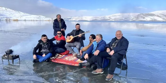Çıldır Gölü'nün yüzeyinde sazlı sözlü türküler ve geleneksel oyunlar