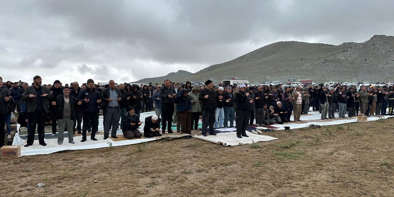 Karapınar’da yağmur duası sırasında sağanak başladı