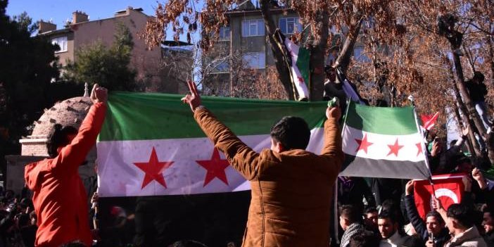 Konya'daki Suriyeliler "Suriye birdir" sloganlarıyla kutlama yaptı