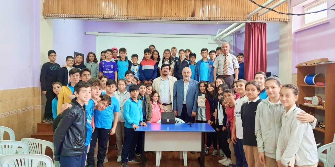 Şahin, Ertuğrul Gazi Ortaokulu öğrencileri ile buluştu