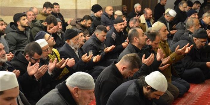 Konya'da camide buluştular: "Cuma Gecesi Ailece Camideyiz! Gazze’yi Unutmuyoruz!"