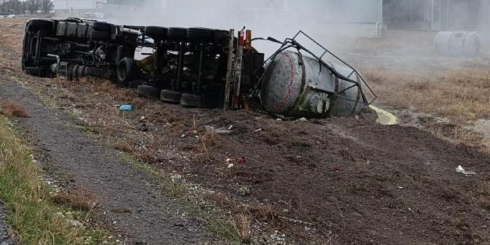 Konya'da devrilen asit yüklü tankerin şoförü öldü