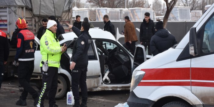 Otomobil park halindeki TIR'a çaptı; sürücü ağır yaralı