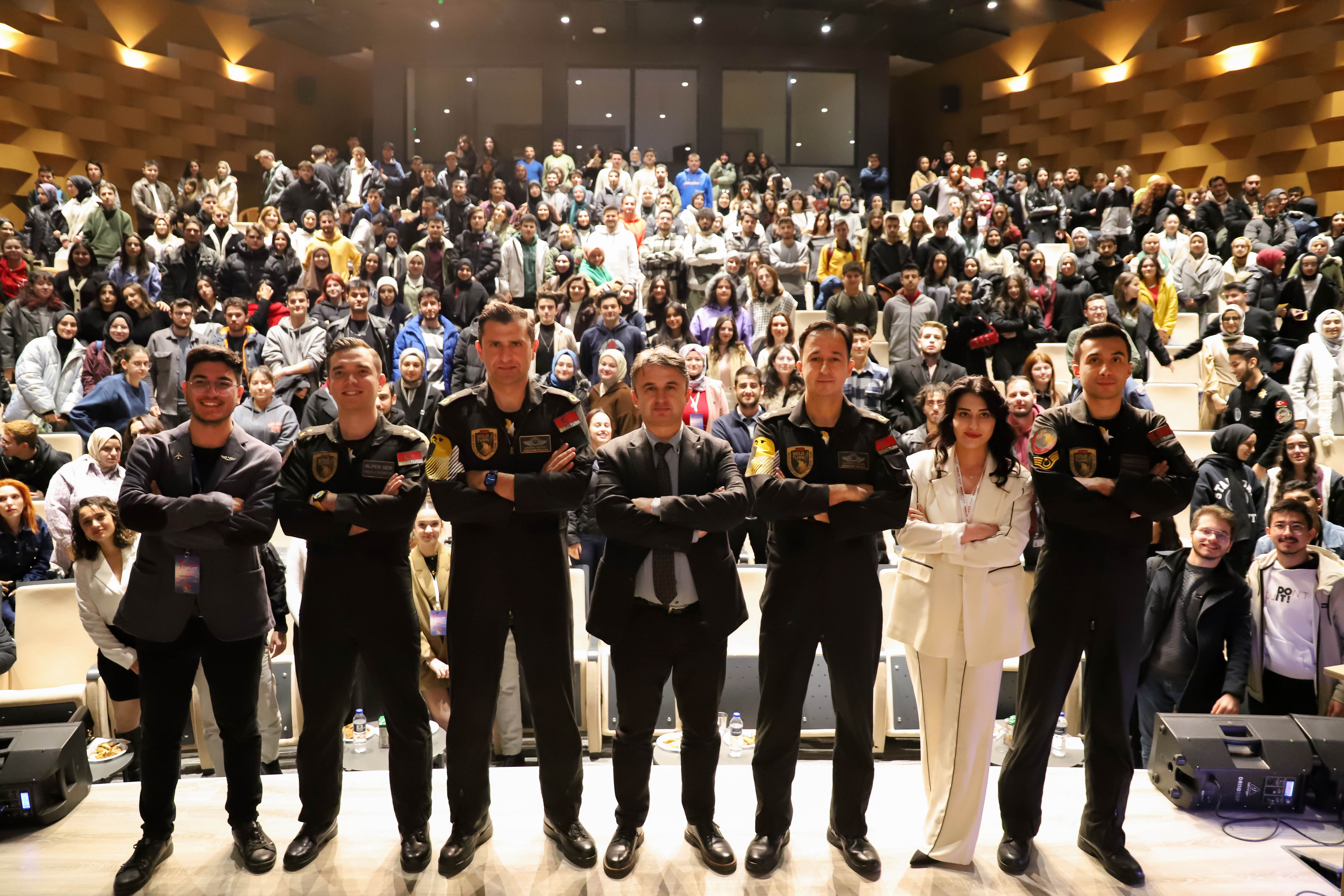 SOLOTÜRK ekibi NEÜ'de öğrencilerle buluştu