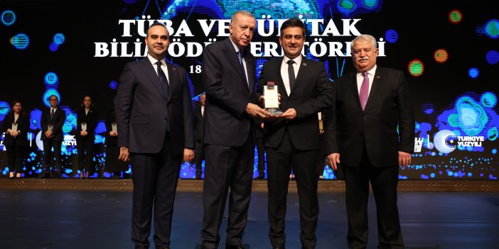 Necmettin Erbakan Üniversitesi Öğretim Üyesi Doç. Dr. Erhan’a ödülü Cumhurbaşkanı Erdoğan tarafından tevdi edildi