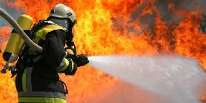 Beyşehir'de çıkan yangında 2 kişi dumandan etkilendi, 4 ev hasar gördü