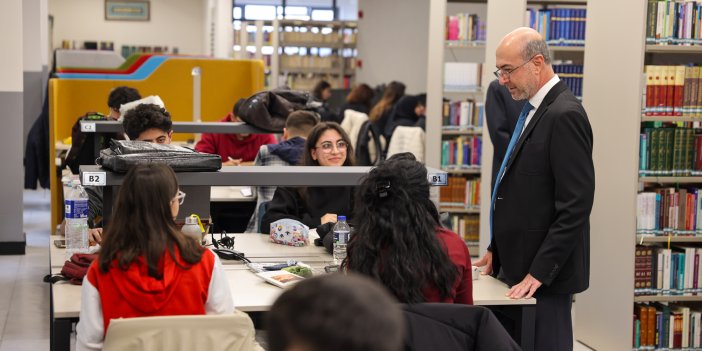 Başkan Pekyatırmacı Yeni Nesil Şehir Kütüphanesin'de ziyarette bulundu