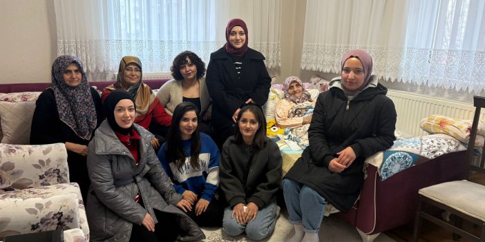 Beyşehir'de öğrenciler yaşlıları evlerinde ziyarette bulundu
