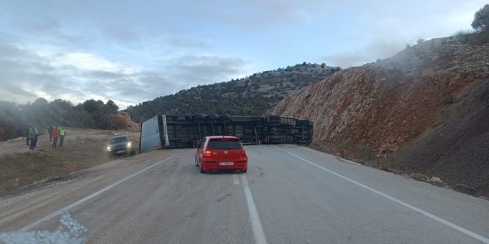 Yol kapandı! Konya'da devrilen tırın sürücüsü yaralandı