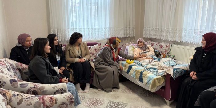 Konya'da gençler "Yalnız değilsiniz" diyerek büyükleri ziyaret etti