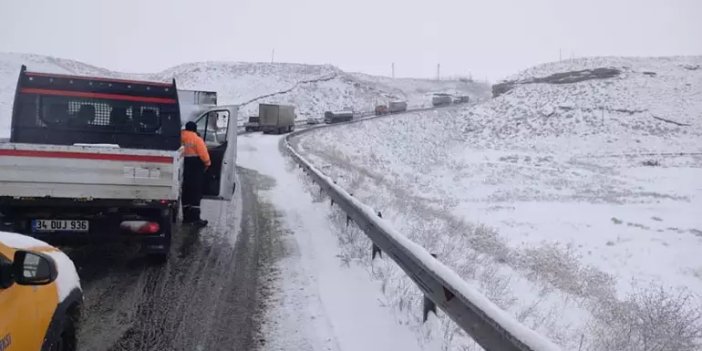 Van'da yoğun kar yüzünden Bahçesaray kara yolu kapatıldı