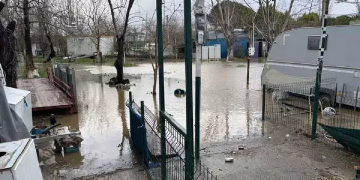 Sağanak ve fırtına sonucunda ev ve iş yerlerini su bastı