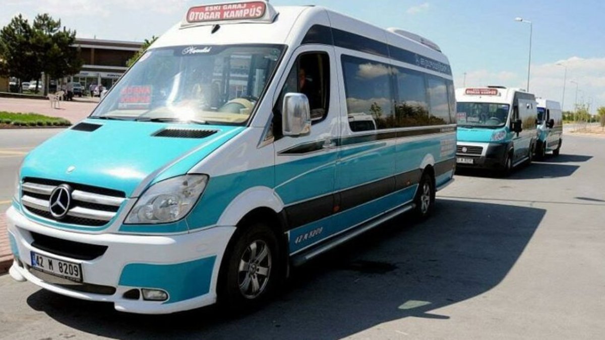 Park halindeki midibüs alev alarak yandı