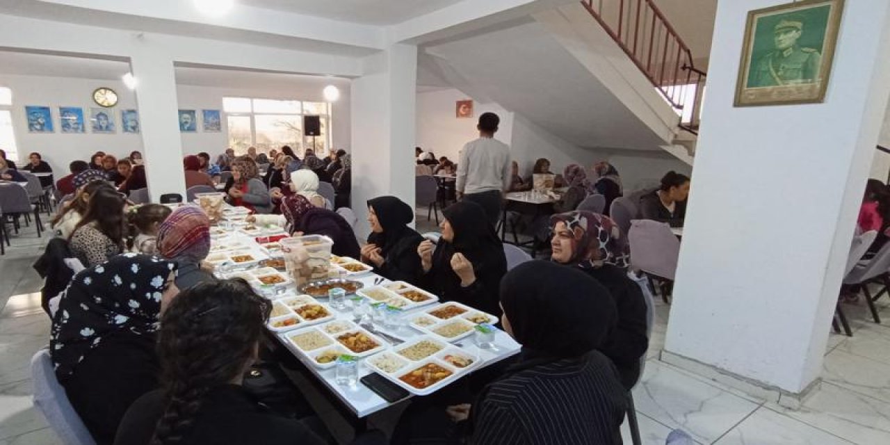 Uygulama noktasındaki sürücülere çikolata ikram etti