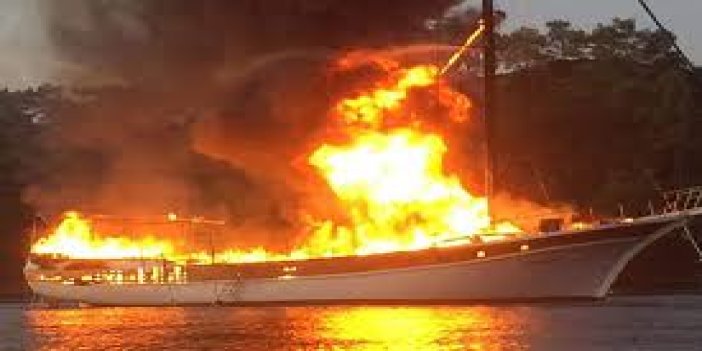 Alanya'da yangın çıkan lüks gezi teknesi kullanılamaz hale geldi