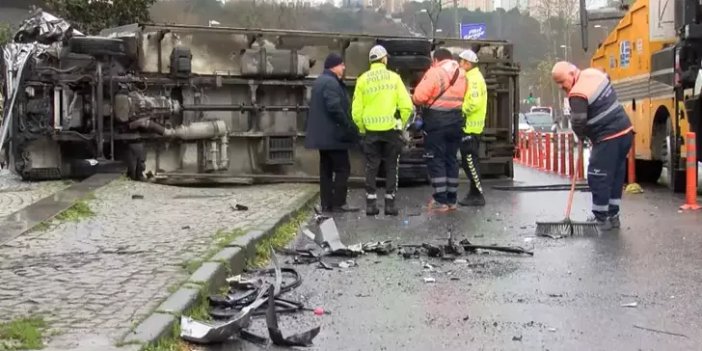 Direksiyon hakimiyetini kaybeden kamyon karşı şeride geçerek otomobile çarptı. 2 yaralı var