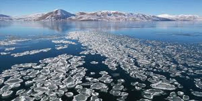 Ağrı'da bir balıkçı buzla kaplı gölün suyu ile yıkandı